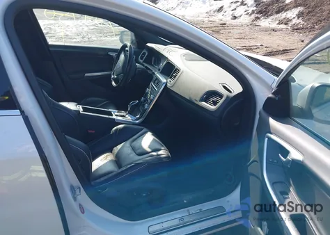 2017 Volvo V60 T6 R-Design Platinum из США, поврежденный, VIN YV149MSS3H1333984